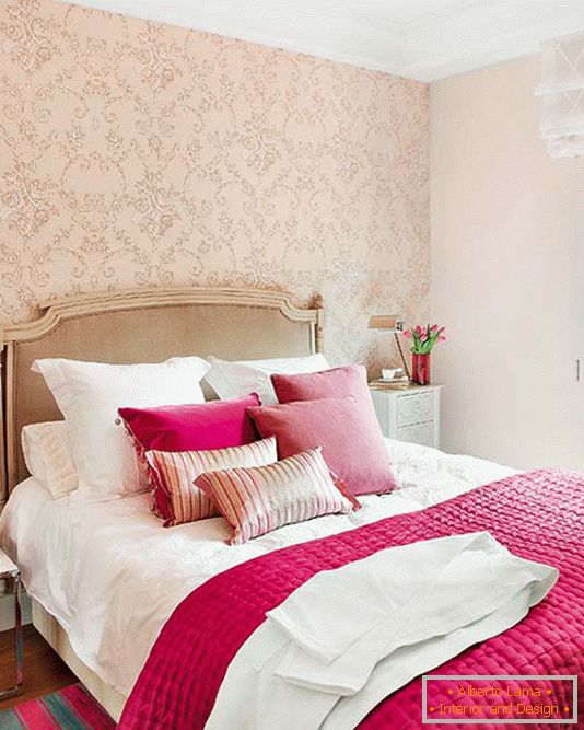 Une combinaison de rose vif et de champagne dans le design du lit