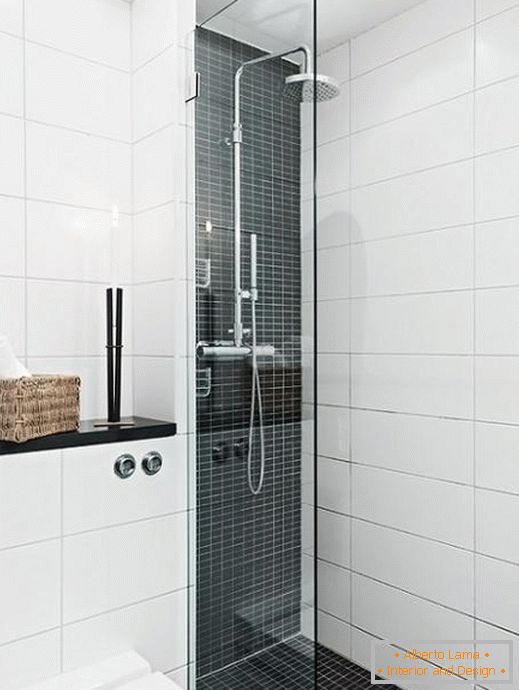 Contraste noir et blanc dans le design de la salle de bain