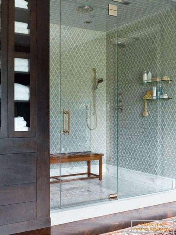 Une belle porte vitrée pour une douche dans une niche avec une clôture