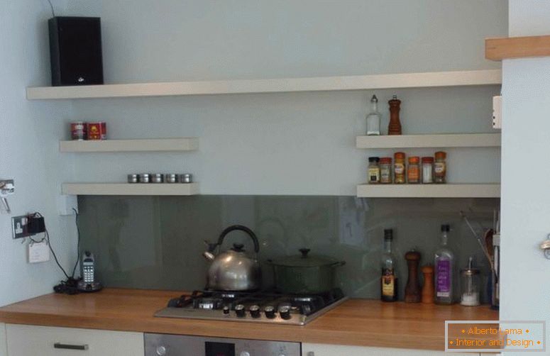 meuble de cuisine-long-blanc-poli-chêne-bois-support-mural-dans-petit-cuisine-combiné-avec-blanc-meuble de cuisine-utilisant-brun-bois-comptoir-mural-cuisine- étagères