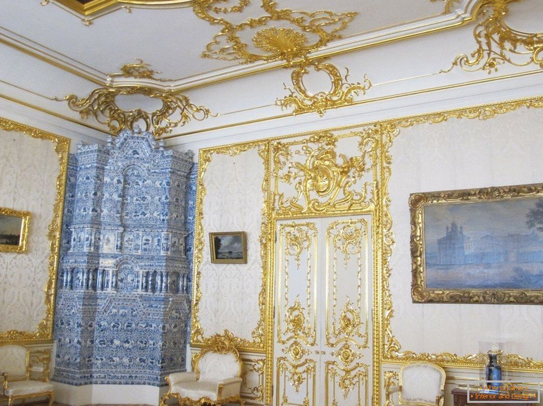 Intérieur blanc de la pièce avec des motifs en or