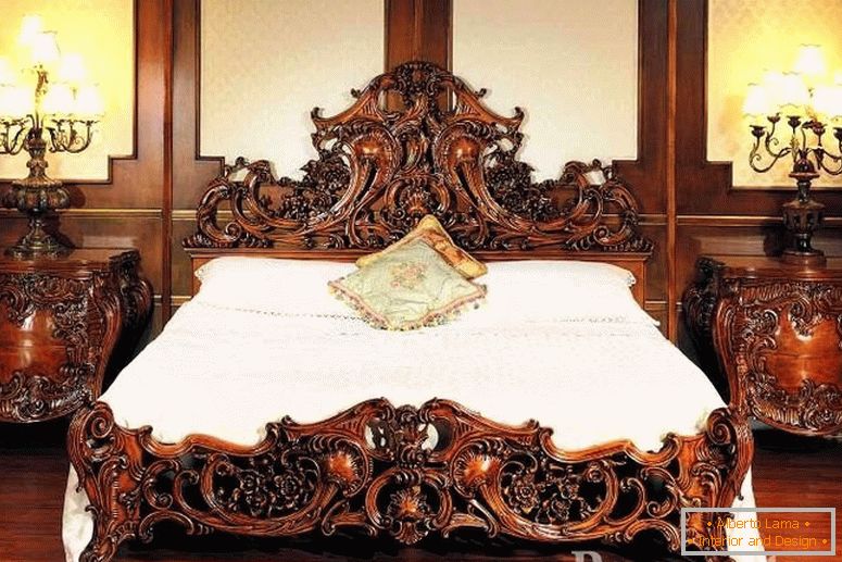 Tables de chevet en bois et un lit avec des motifs sculptés