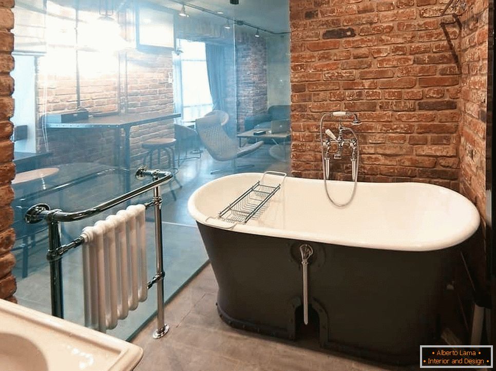 Salle de bain luxueuse avec un mur de verre dans le style grunge
