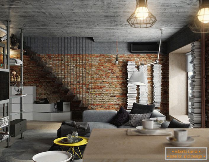 Finition brute du plafond, des murs en maçonnerie, des meubles en métal - chaque élément de l’intérieur est assorti au style du loft.