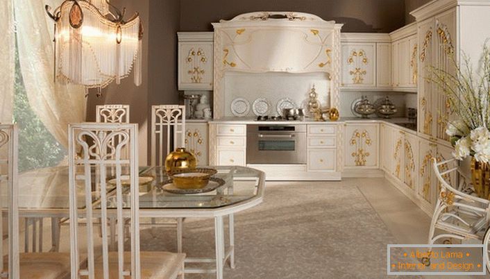 Un détail remarquable dans la conception de la cuisine dans le style Art Nouveau était des éléments de décor en or. Une lumière douce et feutrée rend la situation chaleureuse pour la famille.