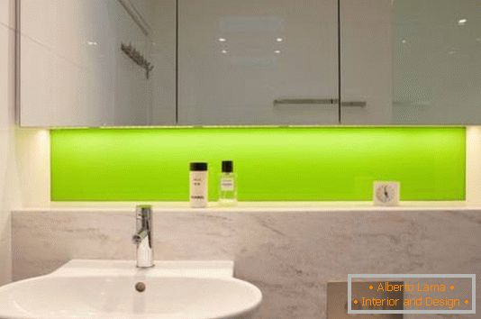 Rétro-éclairage des surfaces dans la salle de bain