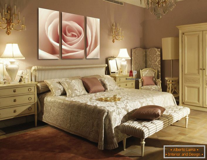 Le bourgeon d'une rose rose pâle sur des peintures modulaires complète l'intérieur luxueux de la chambre dans le style Art déco.