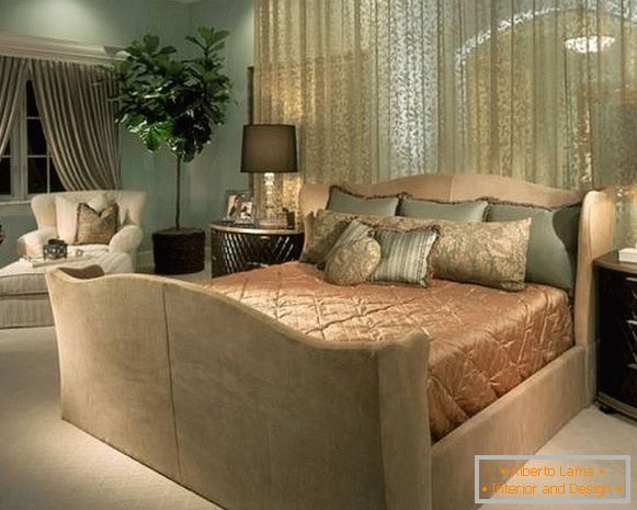 Rideaux transparents luxueux avec un motif dans le design de la chambre