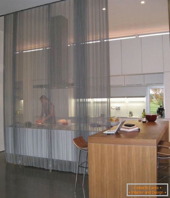 Rideaux transparents à l'intérieur de la photo de la cuisine