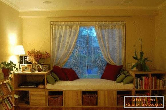 Canapé avec des étagères près de la fenêtre