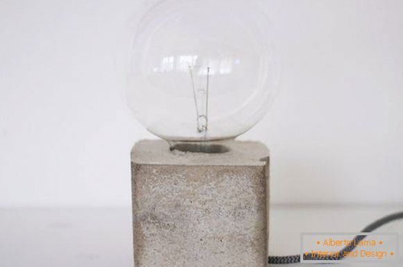Lampe de table faite de ciment