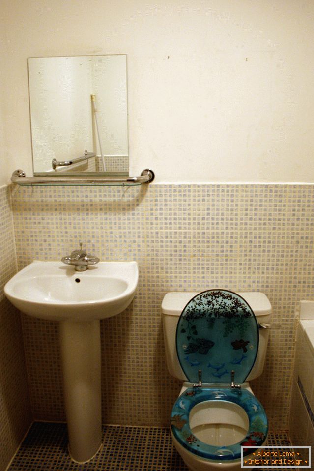 Salle de bain d'un petit appartement avant rénovation