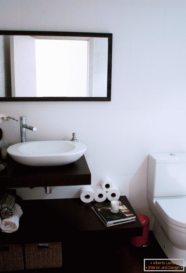 Une salle de bain d'un petit appartement à Londres