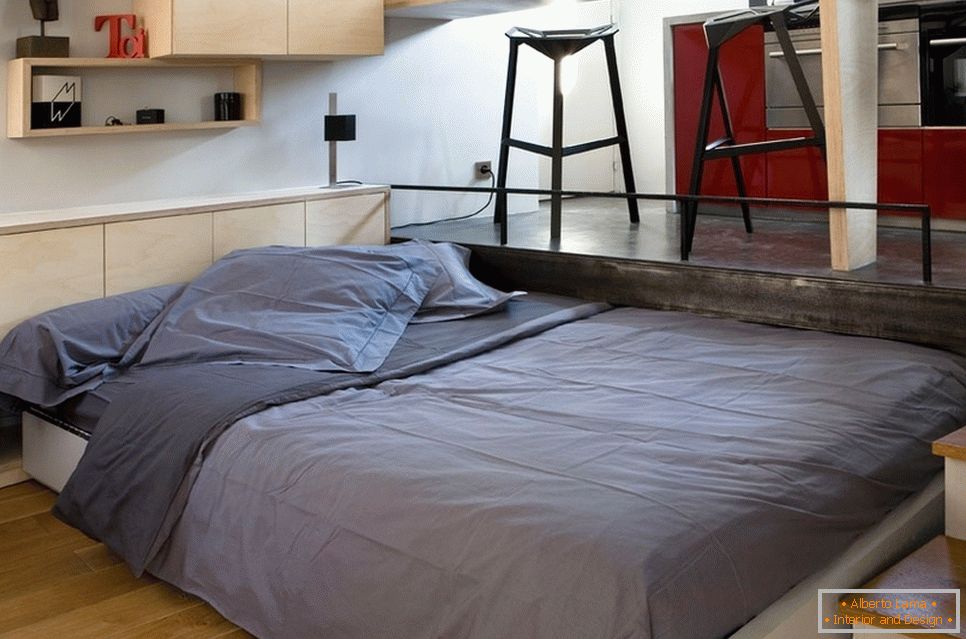 Un lit double dans une petite chambre