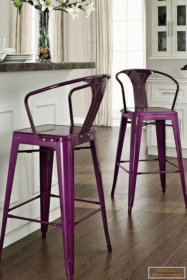 __-bar-chaises-couleurs vives-dans-cuisine-intérieure-17