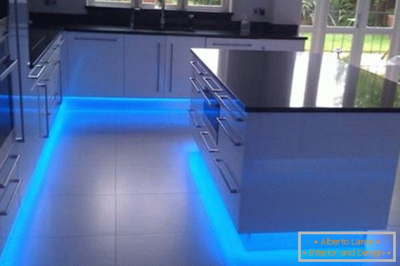 Éclairage au sol LED dans la cuisine