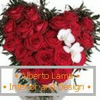 Bouquet original de roses rouges avec une paire de fleurs blanches