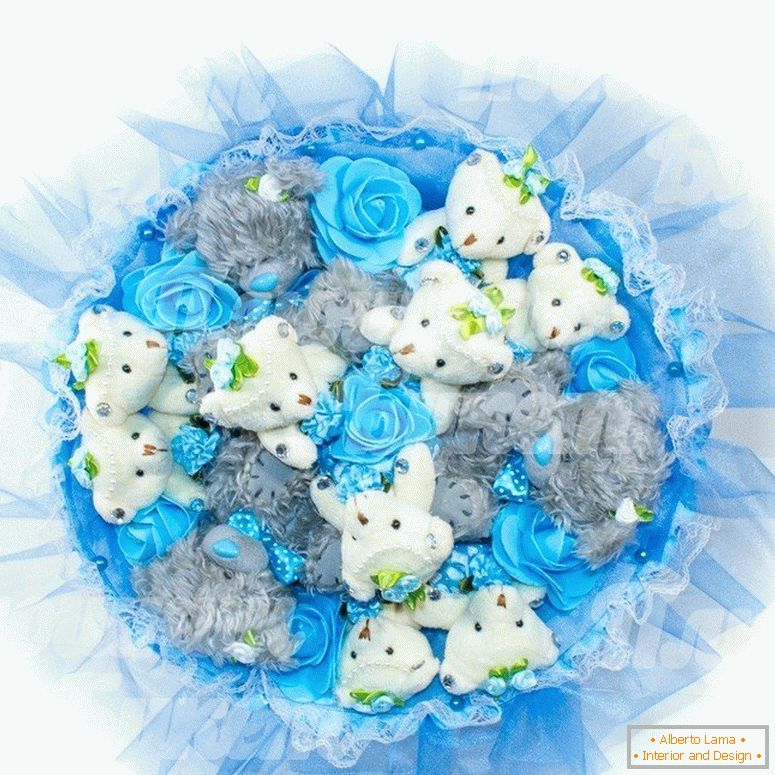 Ourson et roses bleues en bouquet