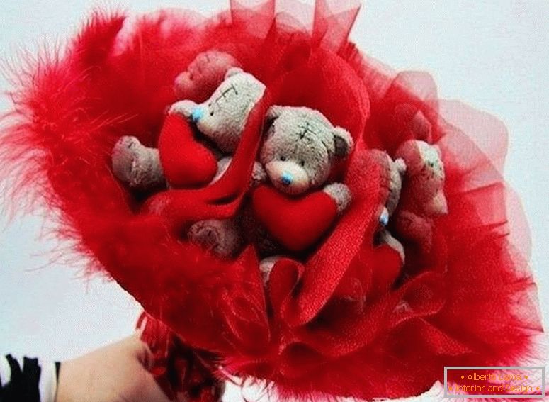 Ours avec des coeurs dans un bouquet