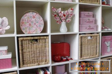 Intérieur d'une petite chambre d'enfant pour une fille