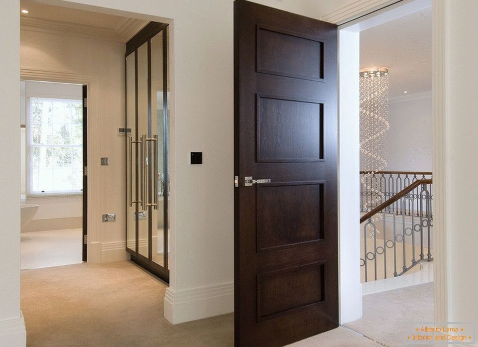 Une simple porte en bois à la chambre