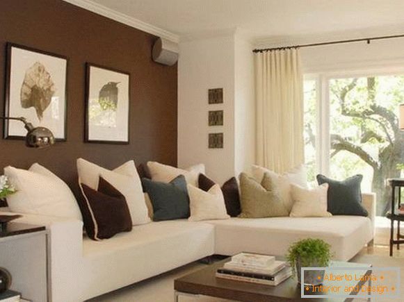 Murs marron foncé dans le design du salon avec un canapé blanc