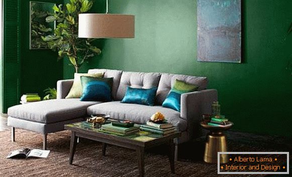 Papier peint vert foncé pour les murs et un canapé léger