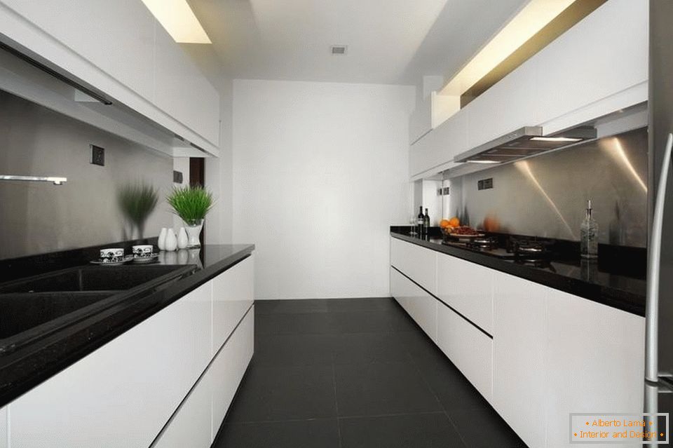 Une cuisine blanche étroite et longue avec un sol noir