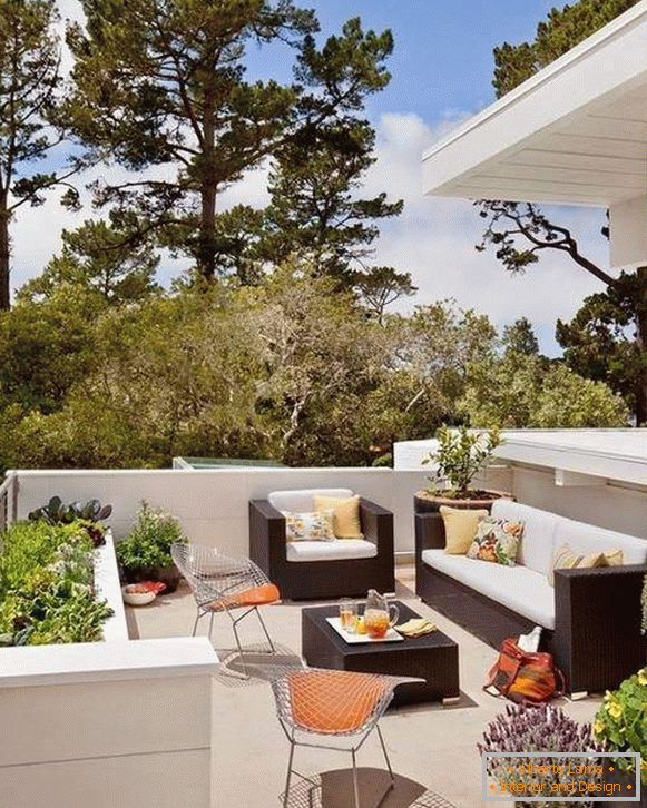 Terrasse d'été ouverte sur la photo de la maison dans un style moderne