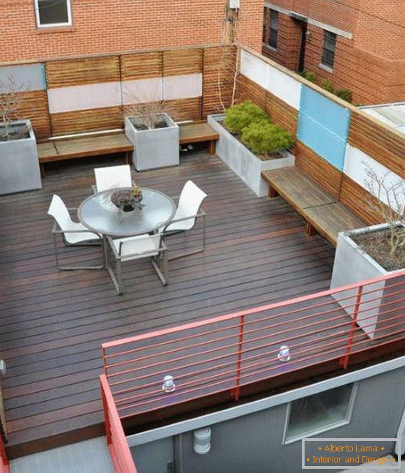 L'idée de protéger la terrasse sur le toit de la maison