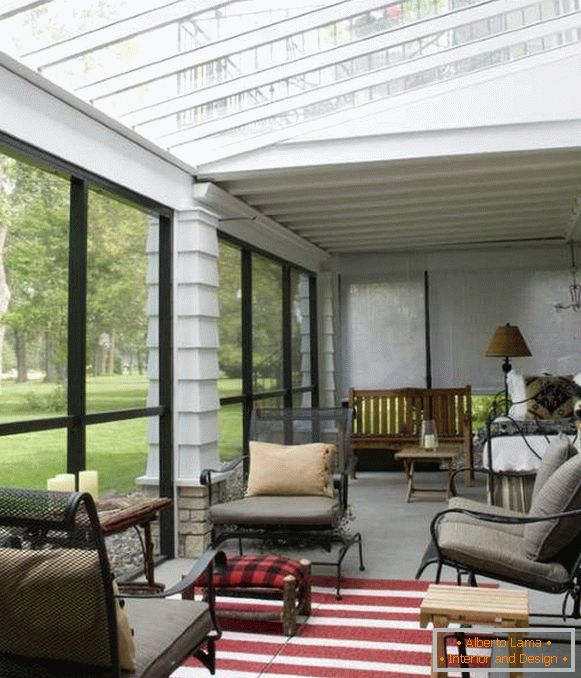 Une petite terrasse fermée avec une photo de toit transparente