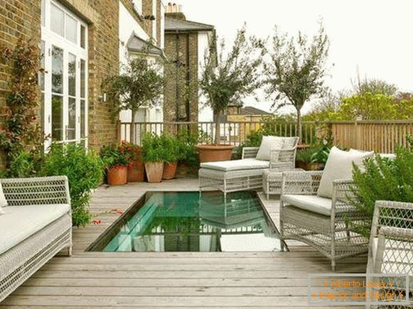 Terrasse extérieure attenante à la maison avec piscine - photo