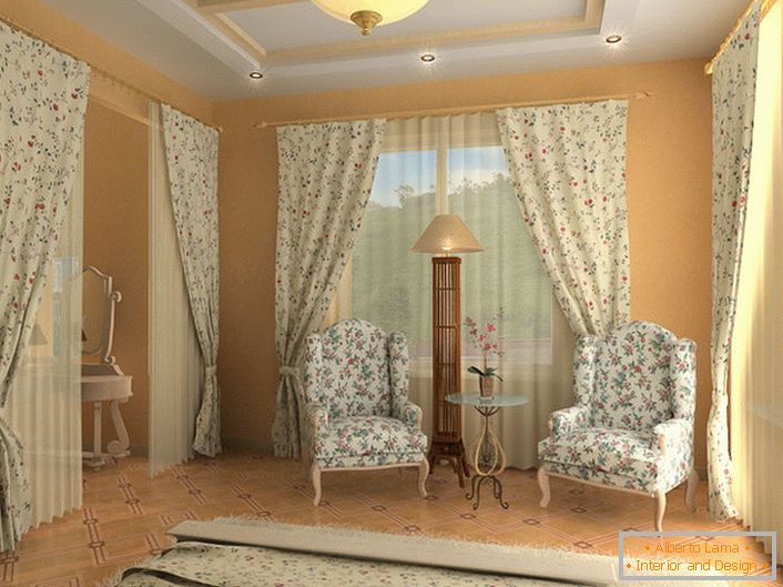 Chambre à l'anglaise avec une touche inhabituelle. Pour la tapisserie d'ameublement de meubles, de rideaux et de couvre-lits, un tissu avec un motif floral sans prétention a été choisi.