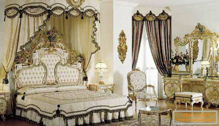 Au centre de la composition se trouve un lit à baldaquin. Conformément au style baroque dans la pièce est une coiffeuse massive avec finition dorée.