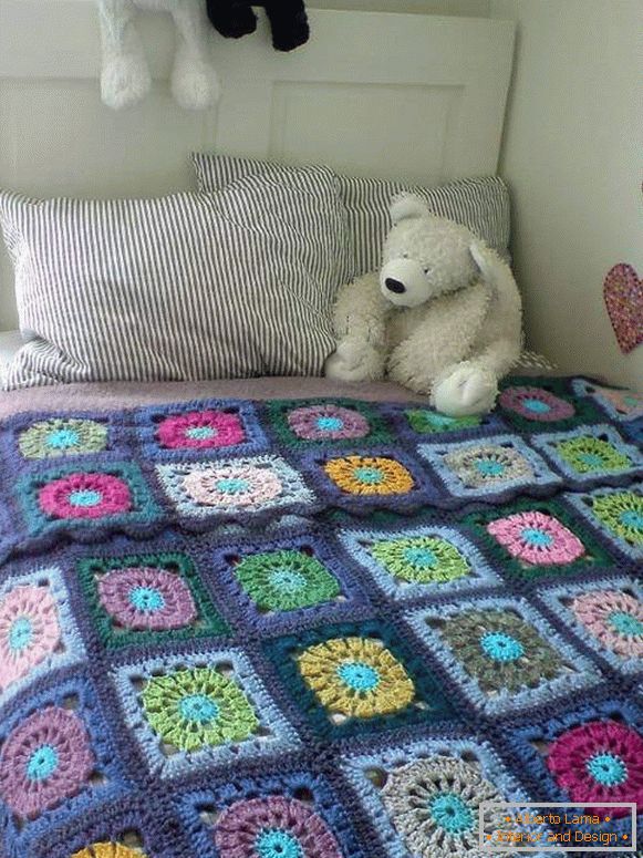 Couvre-lit tricoté pour un lit dans une pépinière dans le style du patchwork