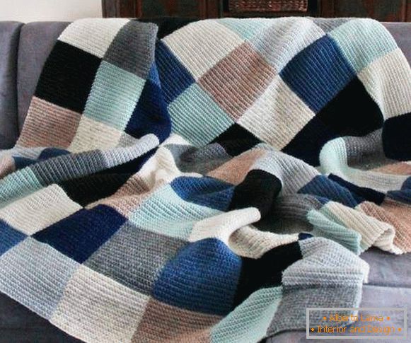 Beau plaid tricoté sur le canapé avec vos mains