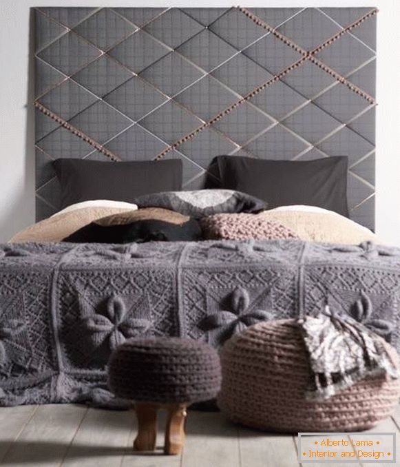 Couverture tricotée sur le lit avec vos propres mains