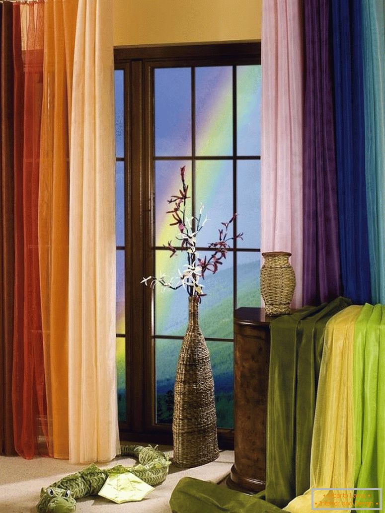 Rideaux multicolores sur la fenêtre
