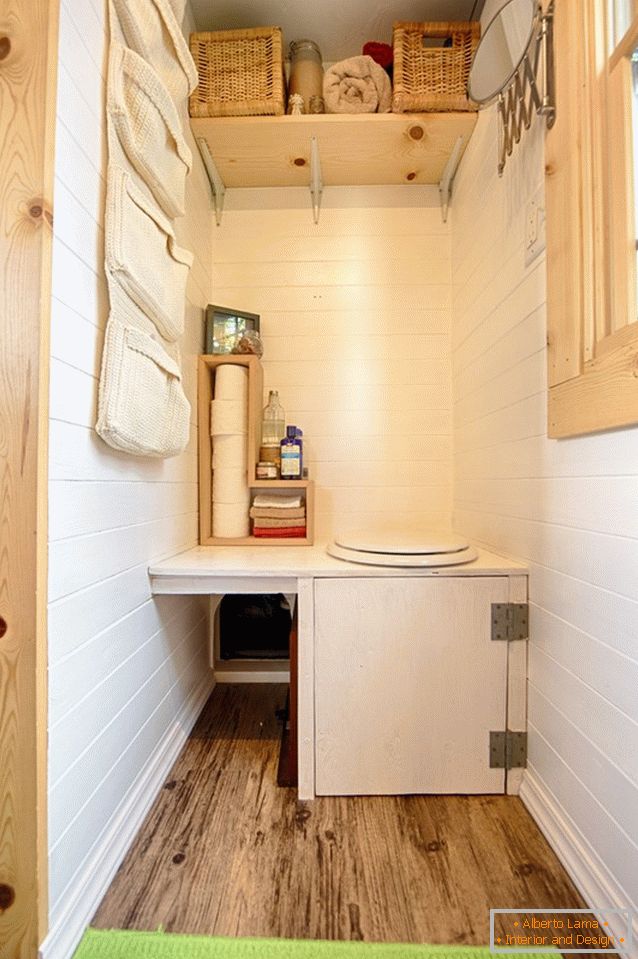 Une salle de bain d'un petit chalet en bois