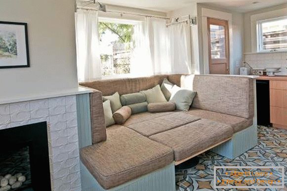 grand canapé-lit d'angle dans la cuisine