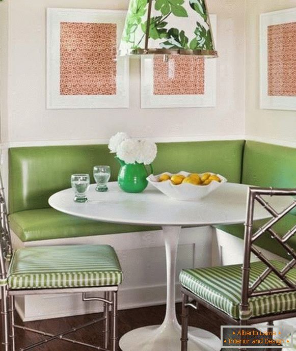 petit canapé d'angle vert dans la cuisine