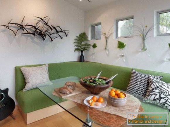 canapé d'angle vert confortable dans la cuisine