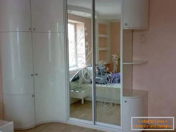 Armoire d'angle avec portes battantes et compartiment dans la chambre - photo