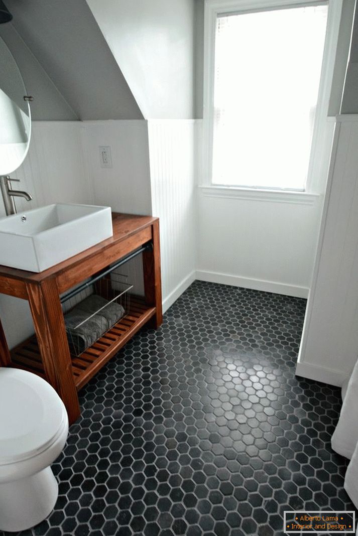 plancher de salle de bain noir