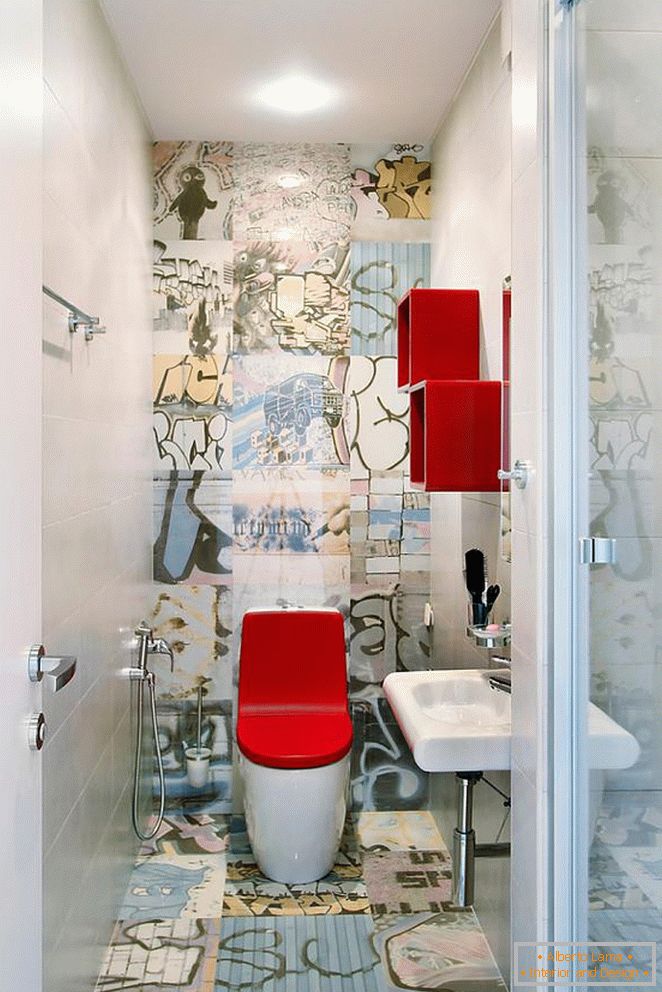 Toilette avec couvercle rouge vif dans une toilette à la décoration extravagante