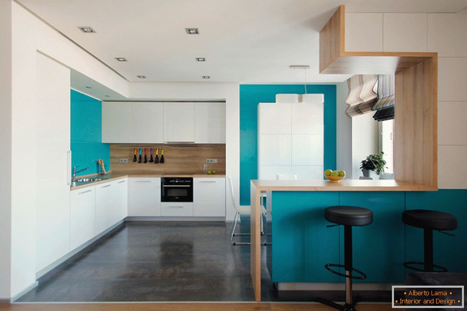 Cuisine blanche avec carrelage turquoise et décoration murale en bois