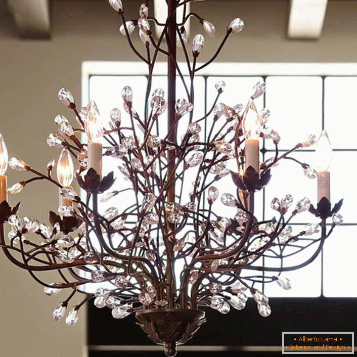 Un exemple correct d'un lustre imitant une branche d'arbre, pour une pièce dans un style campagnard. 