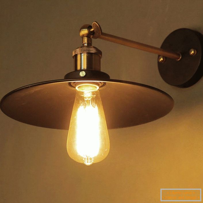 Une lampe peu attrayante deviendra un détail lumineux de la chambre dans un style campagnard. Rien de superflu.
