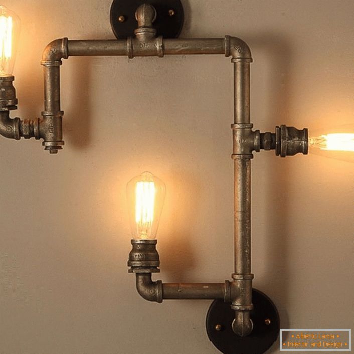 La lampe émet une douce lueur. Une excellente option pour décorer un petit couloir dans un style campagnard.
