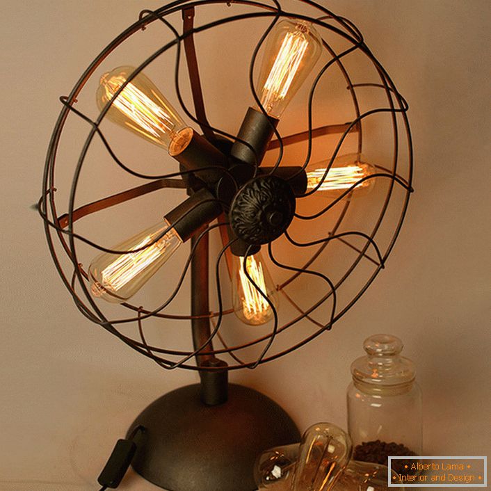 Une lampe de table en forme de vieux fan